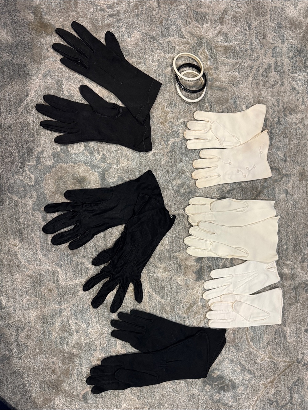 Classic Women's Gloves Set in Black and Cream